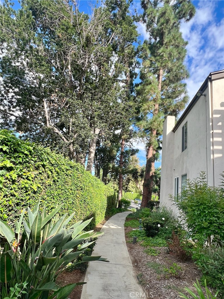 1350 Cabrillo Park Drive, Unit F Santa Ana, CA 92701 - Photo 4 of 32 a backyard of a house with lots of green space
