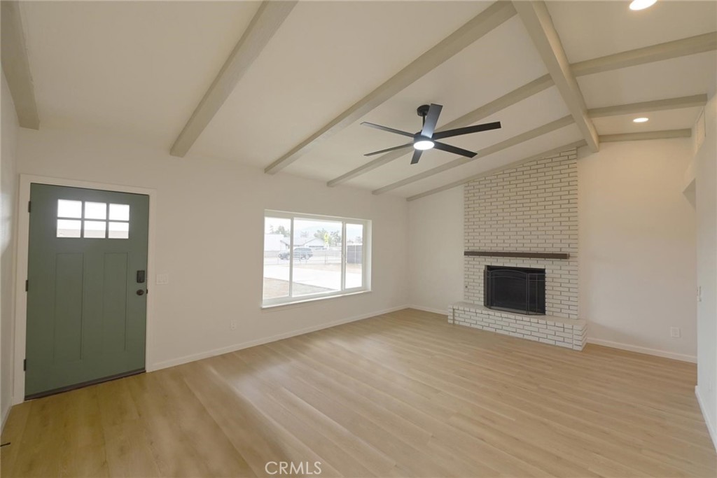 11724 Jamacha Road Apple Valley, CA 92308 - Photo 4 of 25 Living Room