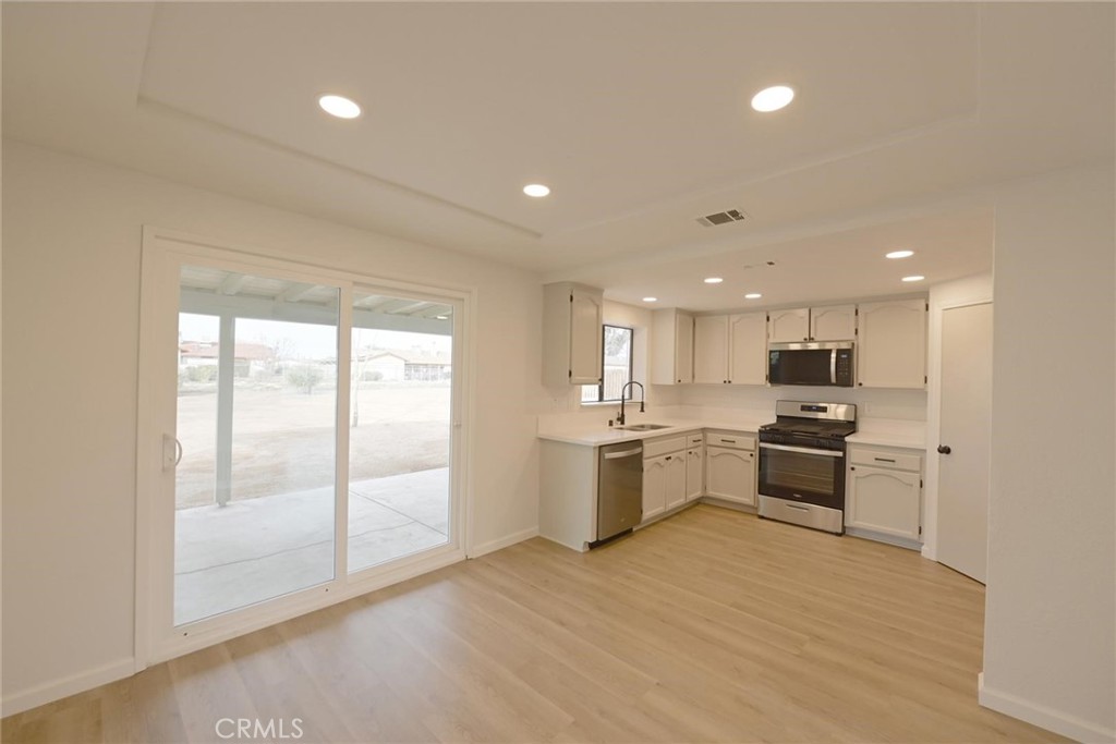 11724 Jamacha Road Apple Valley, CA 92308 - Photo 6 of 25 Dining Area