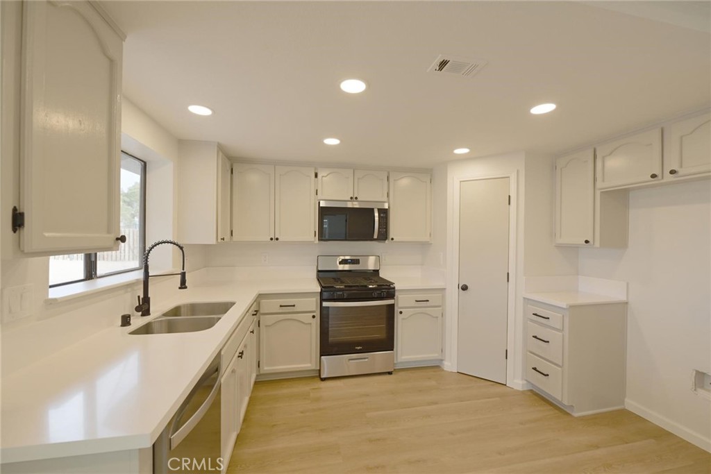 11724 Jamacha Road Apple Valley, CA 92308 - Photo 8 of 25 Kitchen