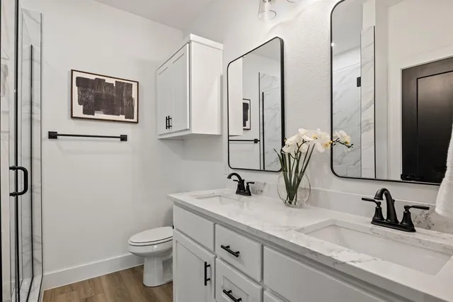 a en suite bathroom with double vanity and a mirror