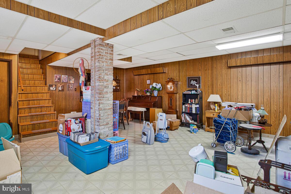 612 Fairmount Road Linthicum Heights, MD 21090 - Photo 27 of 46 a room with furniture
