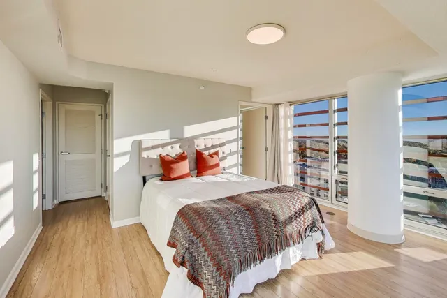 $448,000 | 1720 Maple Avenue, Unit 2580, Evanston, IL 60201