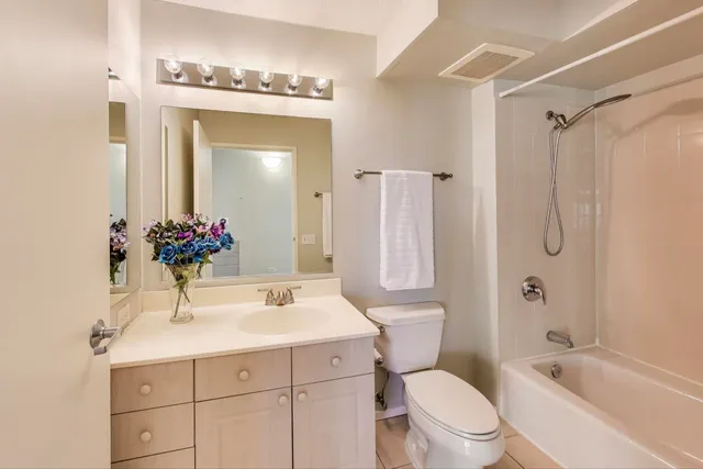 $448,000 | 1720 Maple Avenue, Unit 2580, Evanston, IL 60201