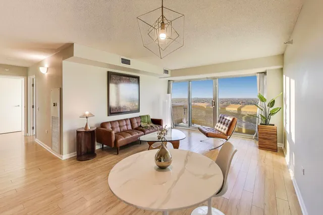 $448,000 | 1720 Maple Avenue, Unit 2580, Evanston, IL 60201