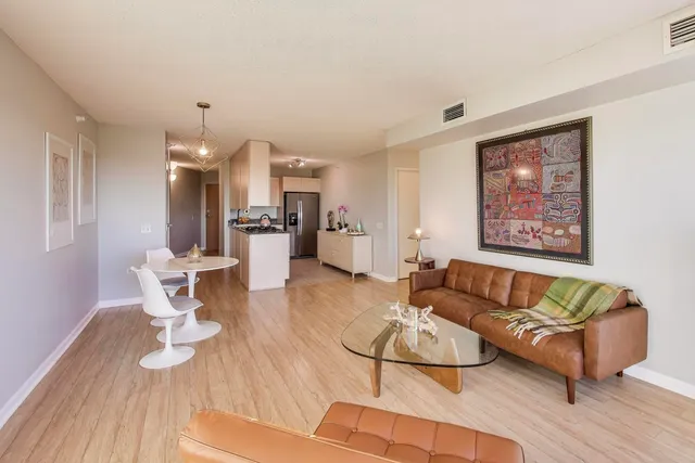 $448,000 | 1720 Maple Avenue, Unit 2580, Evanston, IL 60201