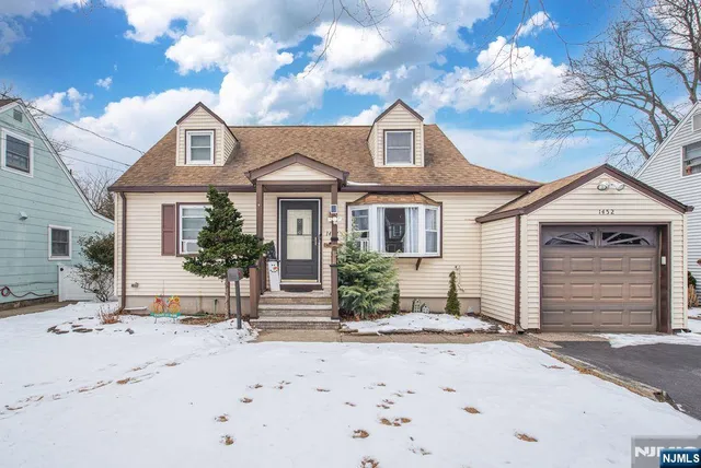 $479,000 | 1452 Lincoln Avenue, Pompton Lakes, NJ 07442