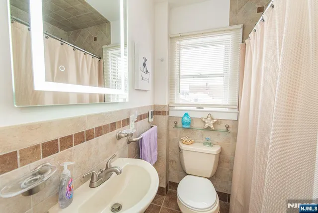 $479,000 | 1452 Lincoln Avenue, Pompton Lakes, NJ 07442