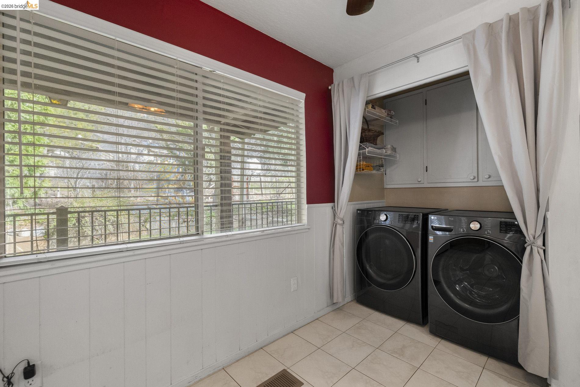 21550 Phoenix Lake Road Sonora, CA 95370 - Photo 13 of 50 a utility room with dryer and washer