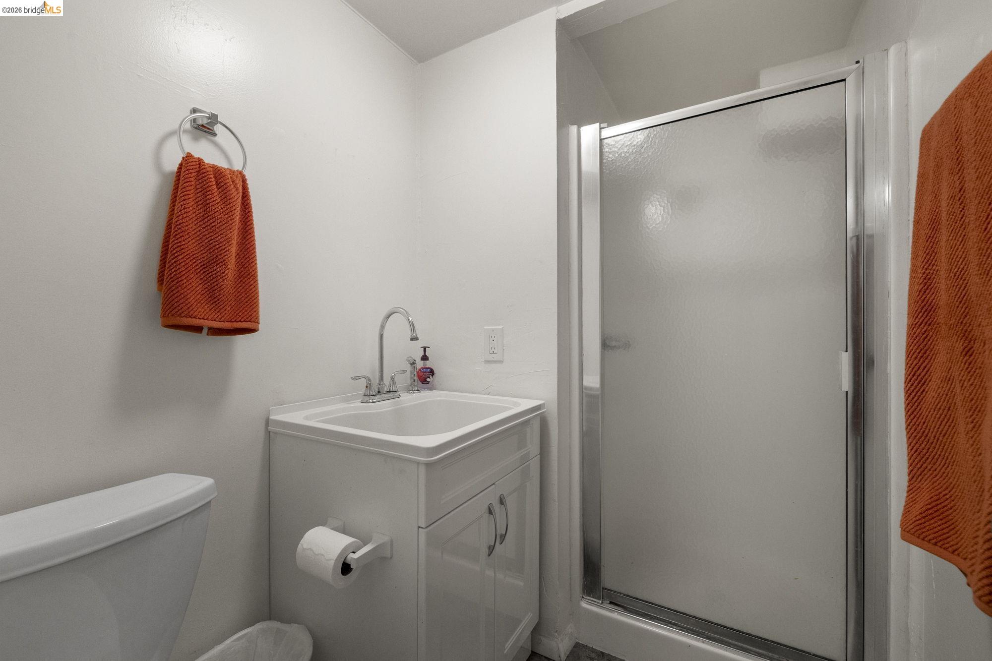 21550 Phoenix Lake Road Sonora, CA 95370 - Photo 30 of 50 a bathroom with a sink and a mirror