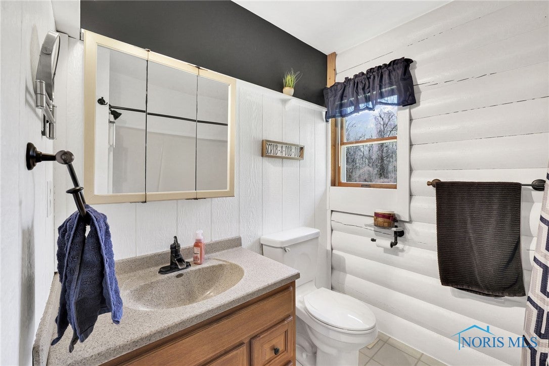 2525 King Road Toledo, OH 43617 - Photo 23 of 50 Hallway Full Bath