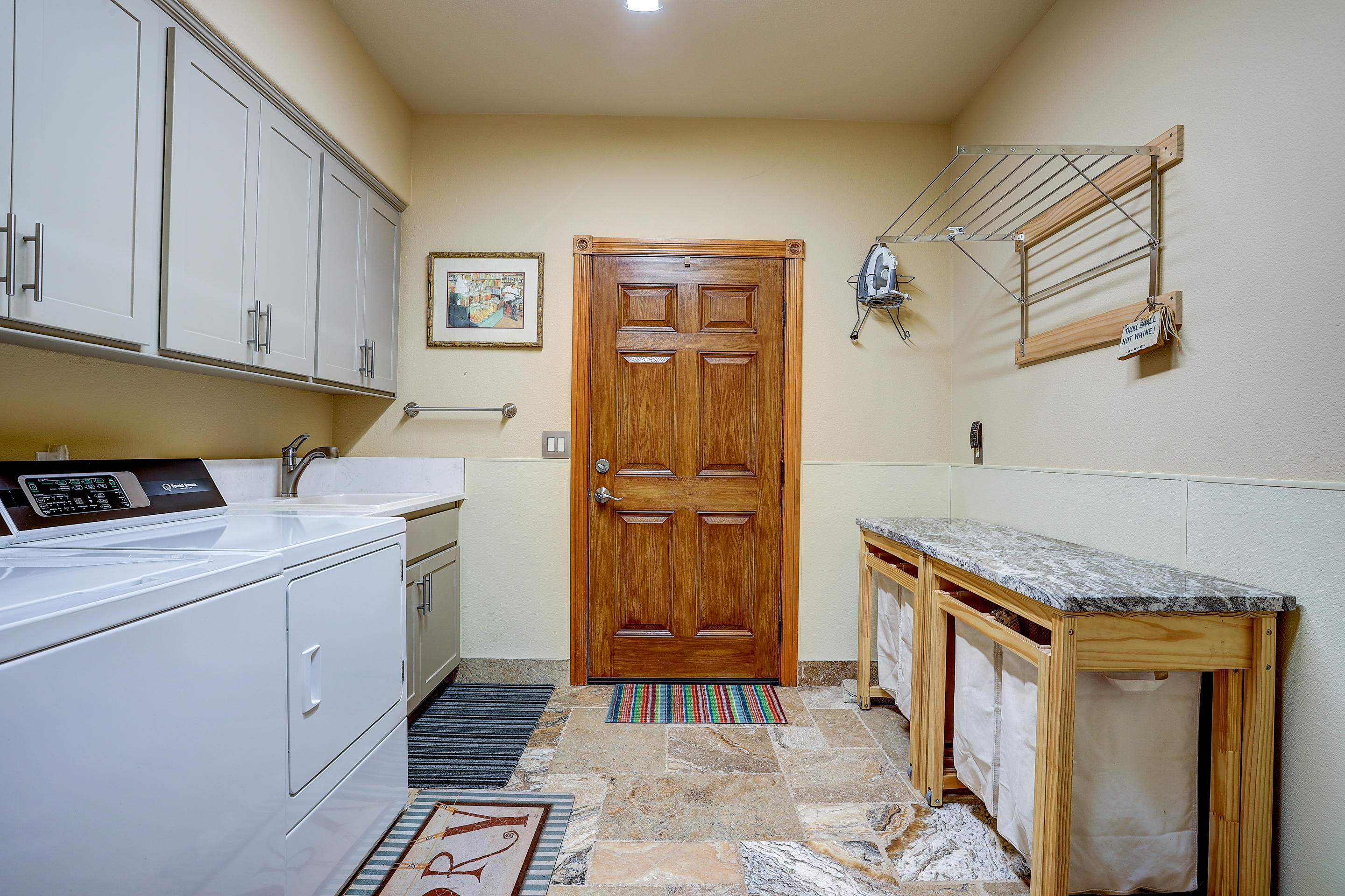 61267 Benham Road Bend, OR 97702 - Photo 30 of 49 Laundry/mud room