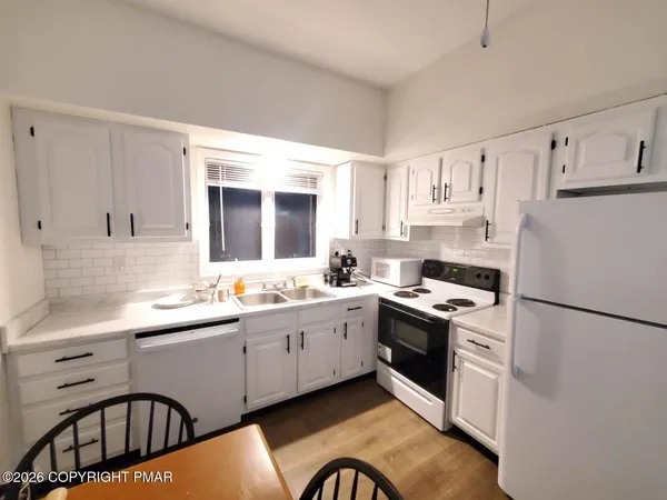 $1,600 | 719 Main Street, Stroudsburg, PA 18360