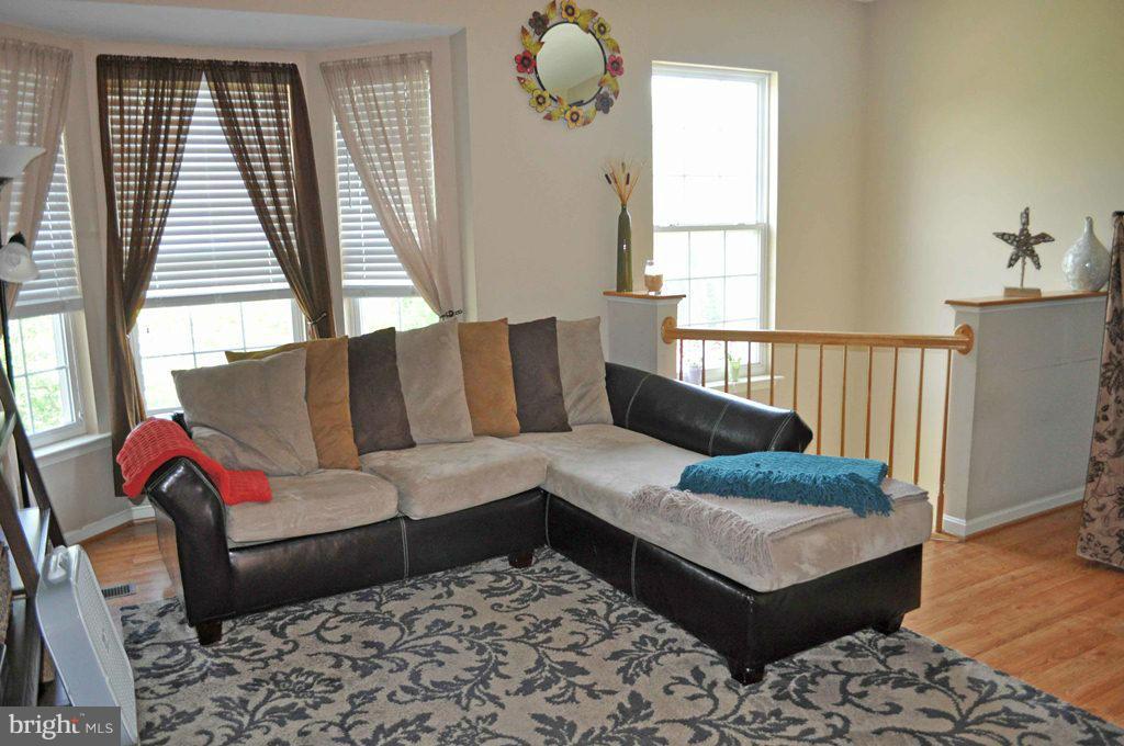 654 Luthardt Road Baltimore, MD 21220 - Photo 3 of 16 Living Room