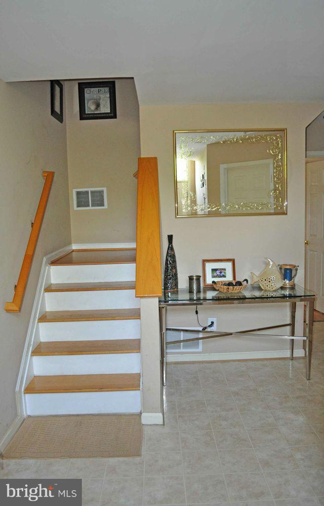 654 Luthardt Road Baltimore, MD 21220 - Photo 4 of 16 Living Room