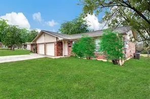 a view of a house with backyard and garden