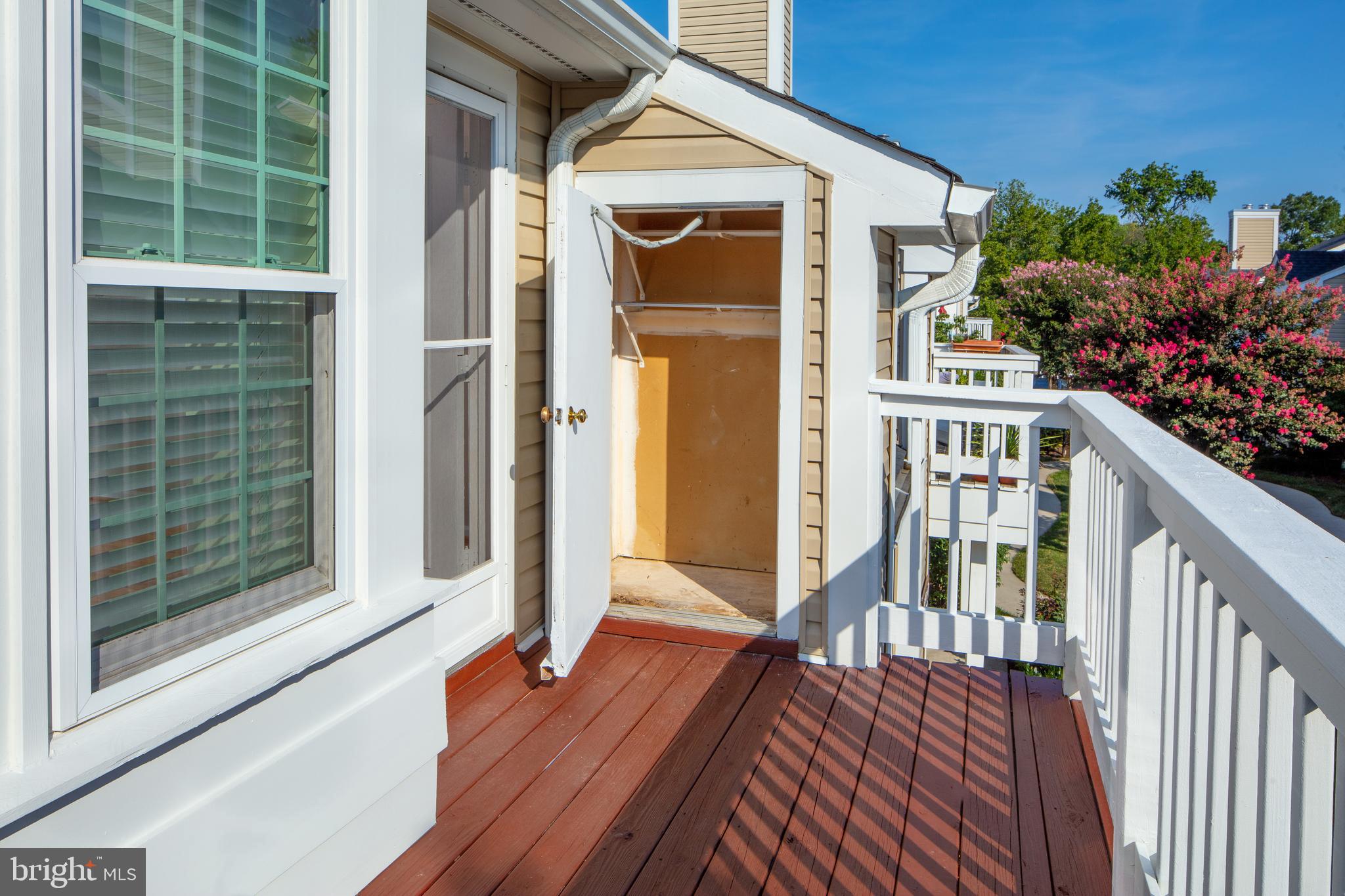 4527 28th Road South, Unit B Arlington, VA 22206 - Photo 13 of 33 Balcony w/ secure storage closet