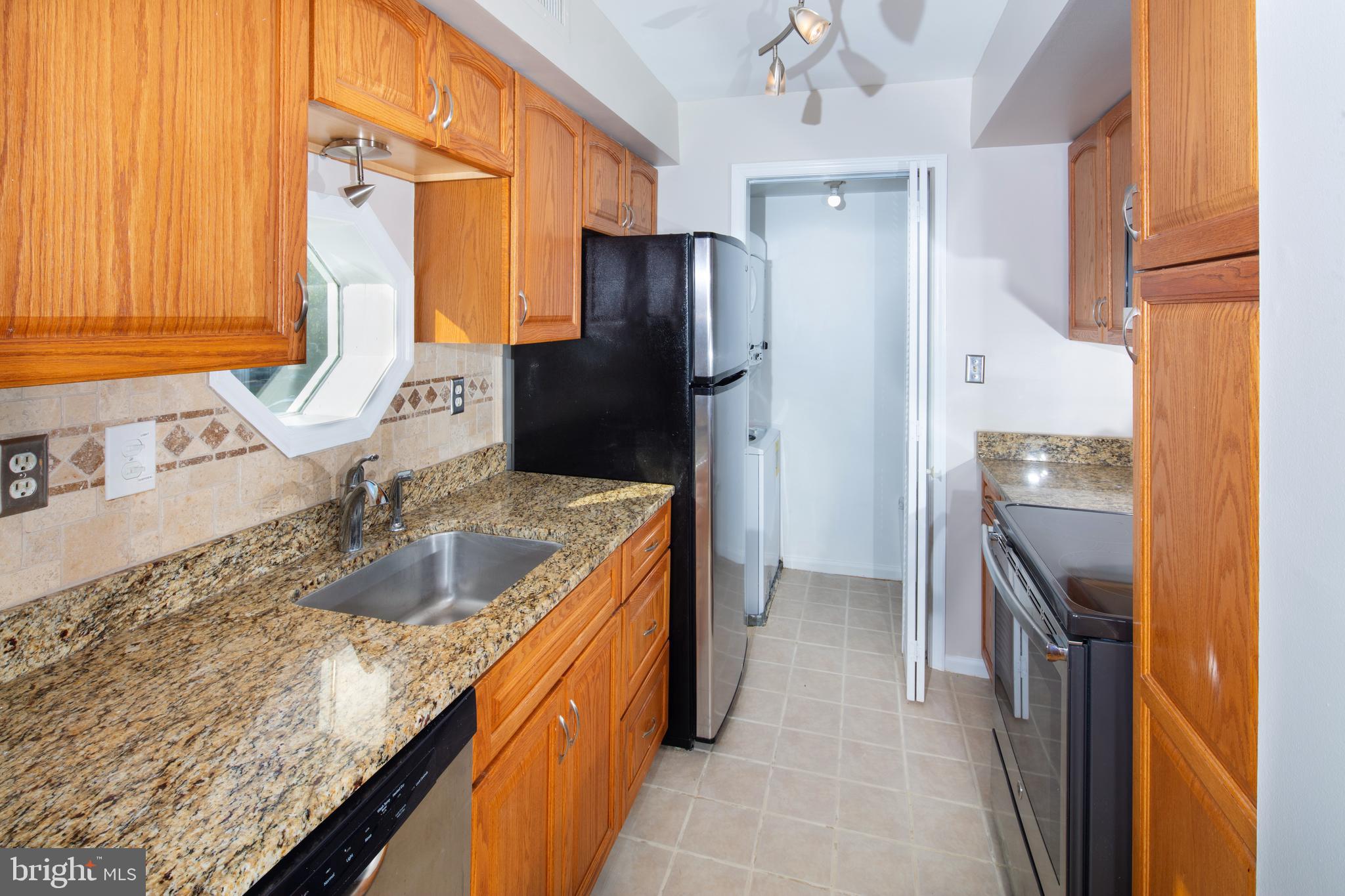 4527 28th Road South, Unit B Arlington, VA 22206 - Photo 15 of 33 Updated kitchen