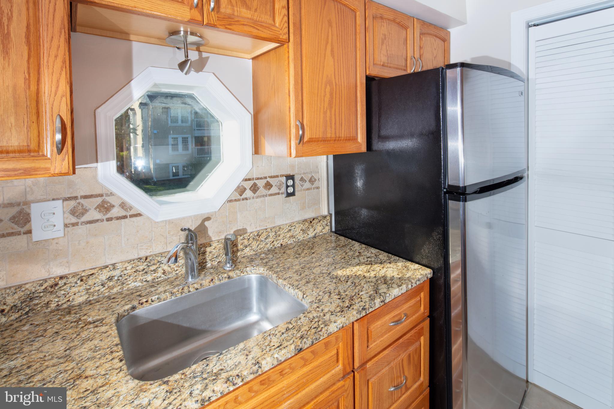 4527 28th Road South, Unit B Arlington, VA 22206 - Photo 16 of 33 Kitchen w/ granite
