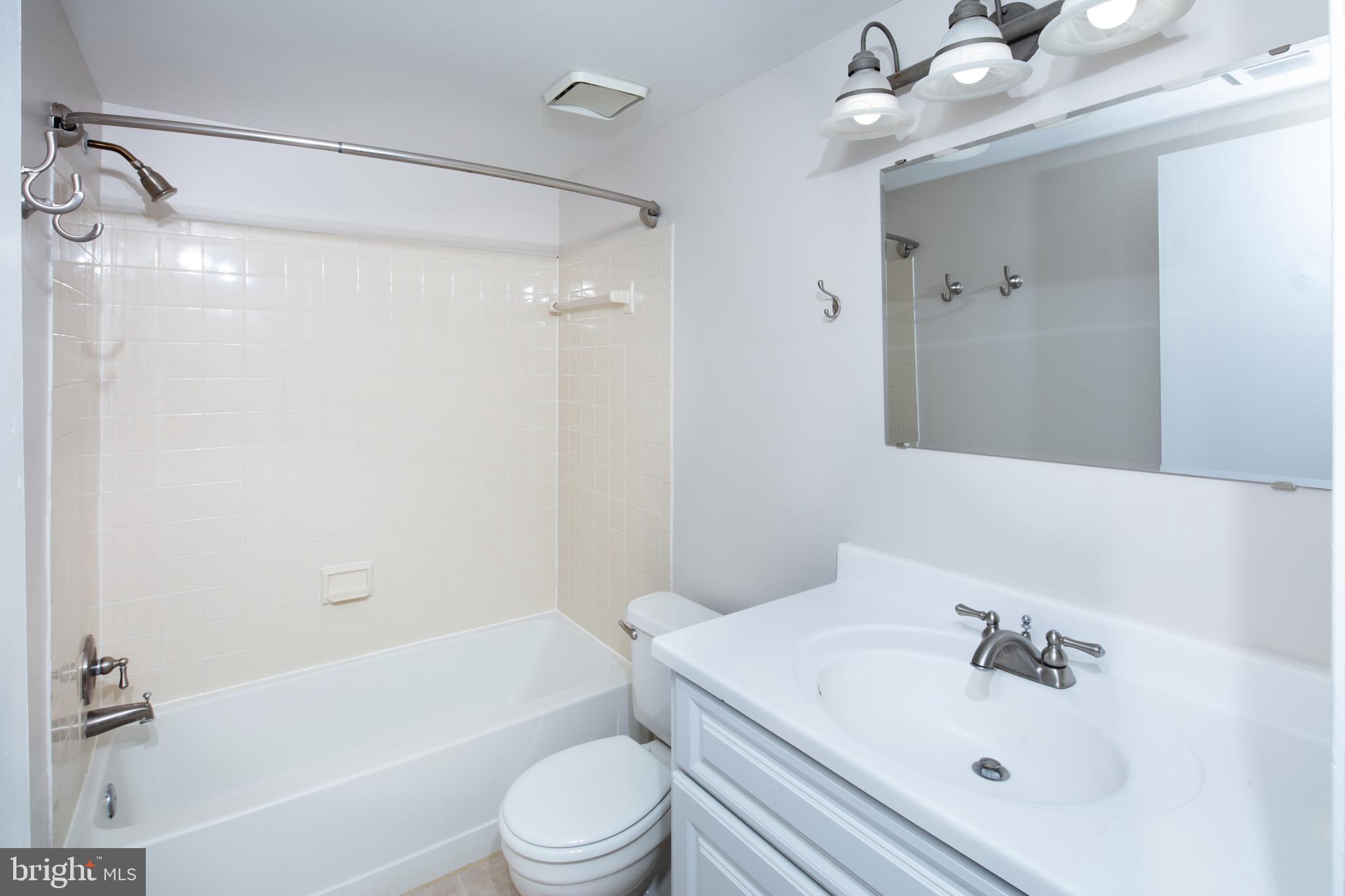 4527 28th Road South, Unit B Arlington, VA 22206 - Photo 20 of 33 Full bathroom w/ tub shower