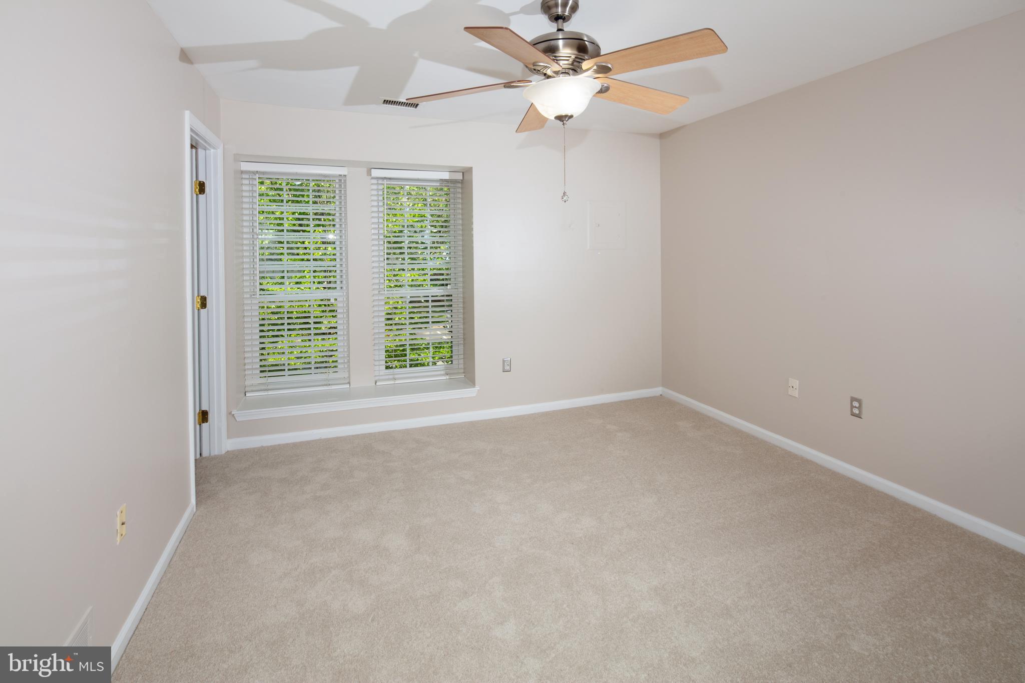 4527 28th Road South, Unit B Arlington, VA 22206 - Photo 21 of 33 Primary bedroom w/ ceiling fan