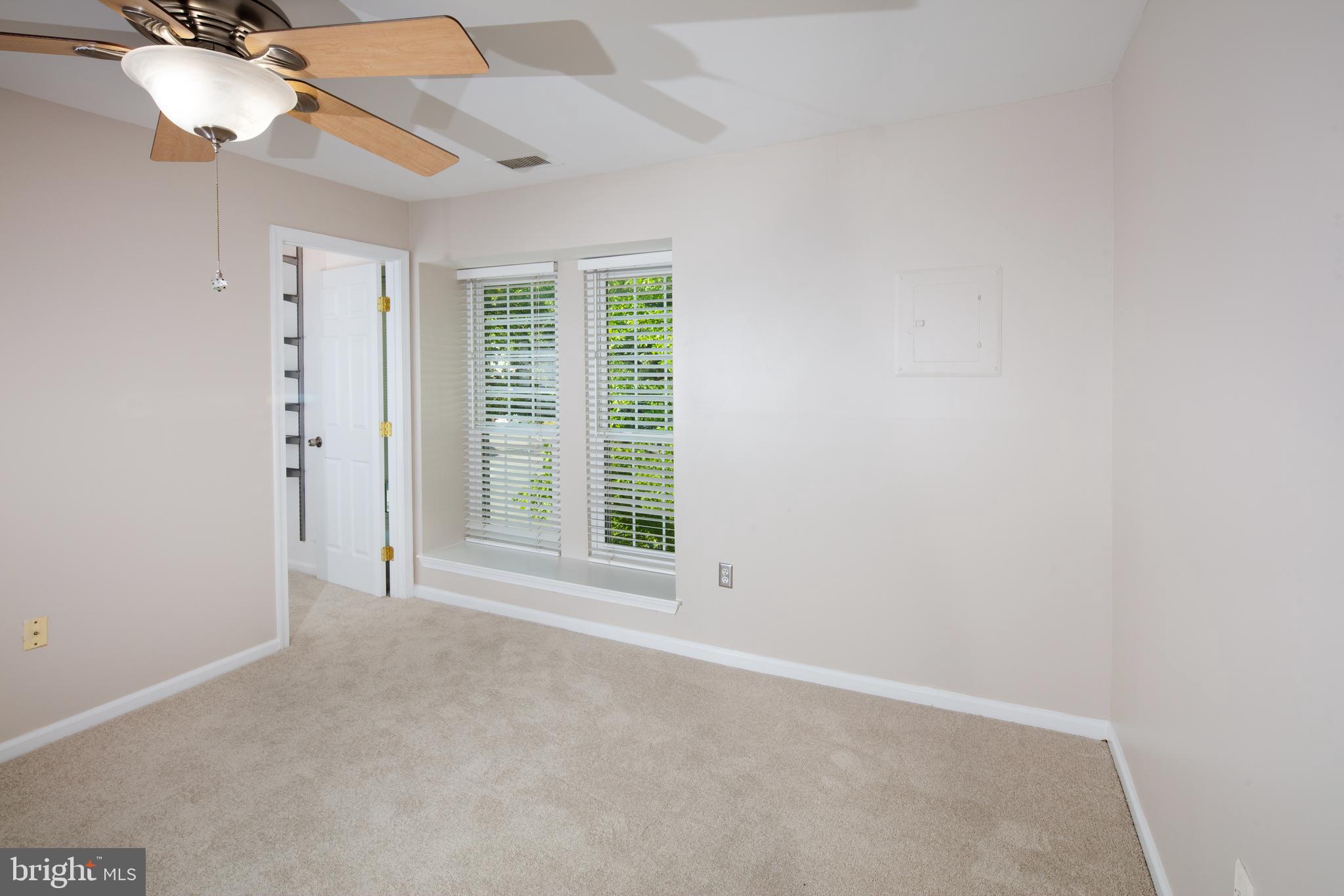 4527 28th Road South, Unit B Arlington, VA 22206 - Photo 22 of 33 Primary bedroom