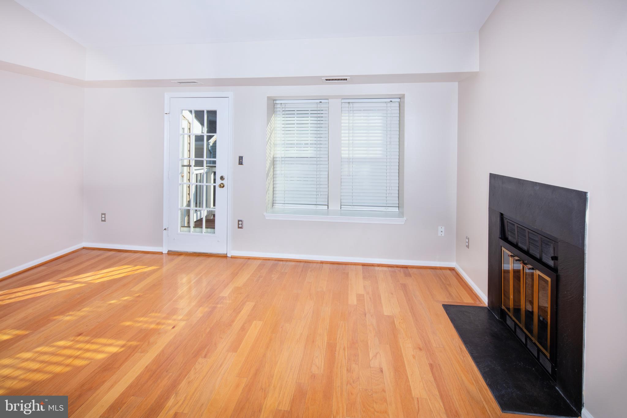 4527 28th Road South, Unit B Arlington, VA 22206 - Photo 8 of 33 Living room