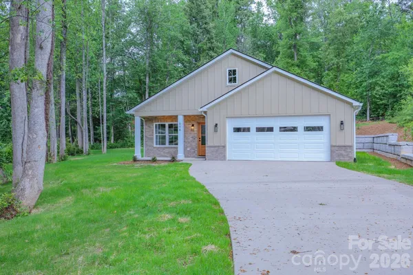 a view of a house with backyard and garden