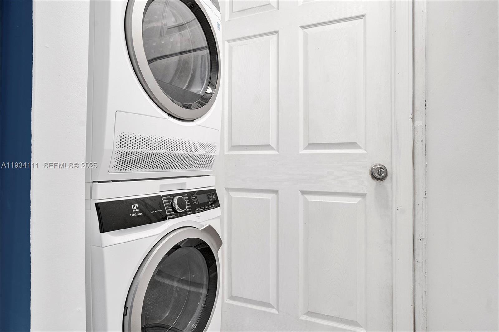 20985 Southwest 84th Avenue Cutler Bay, FL 33189 - Photo 32 of 36 a utility room with dryer and washer