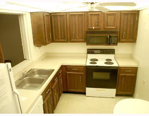 800 South Ocean Boulevard, Unit 1008 Boca Raton, FL 33432 - Photo 8 of 16 Kitchen