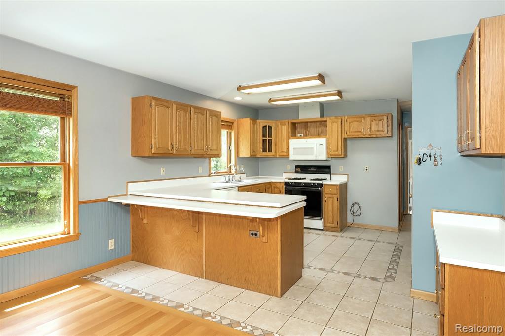 7653 Chase Lake Road Fowlerville, MI 48836 - Photo 8 of 52