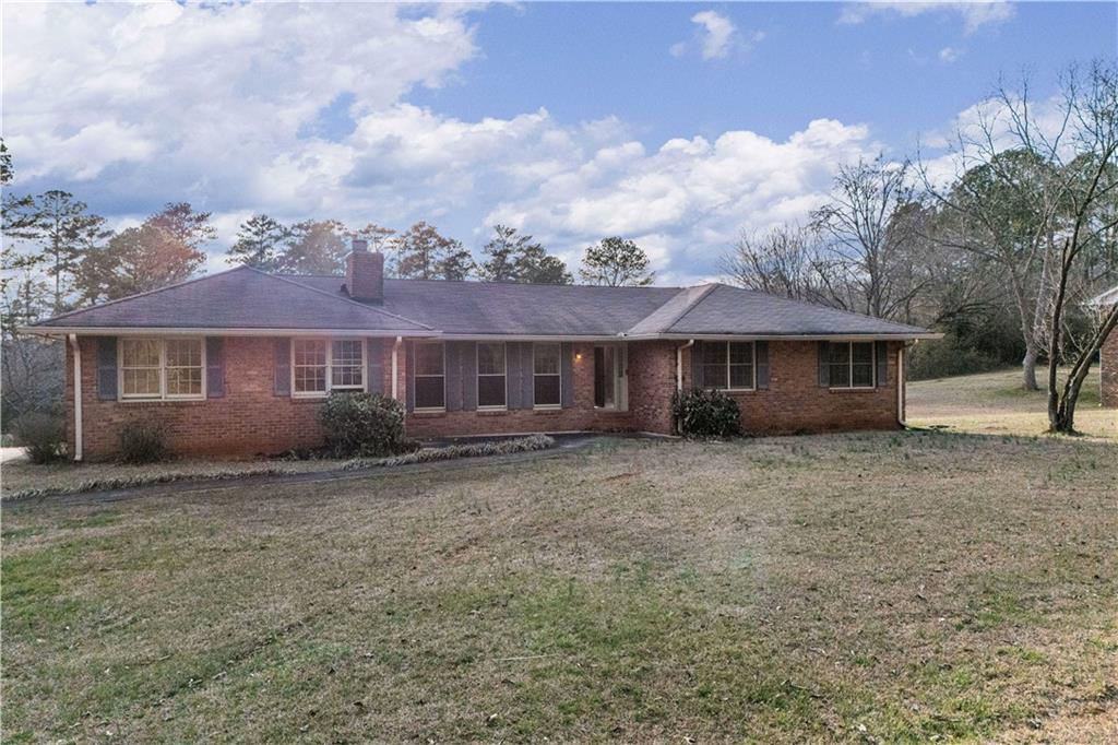 7085 Hobgood Road Fairburn, GA 30213 - Photo 36 of 40 a front view of a house with garden