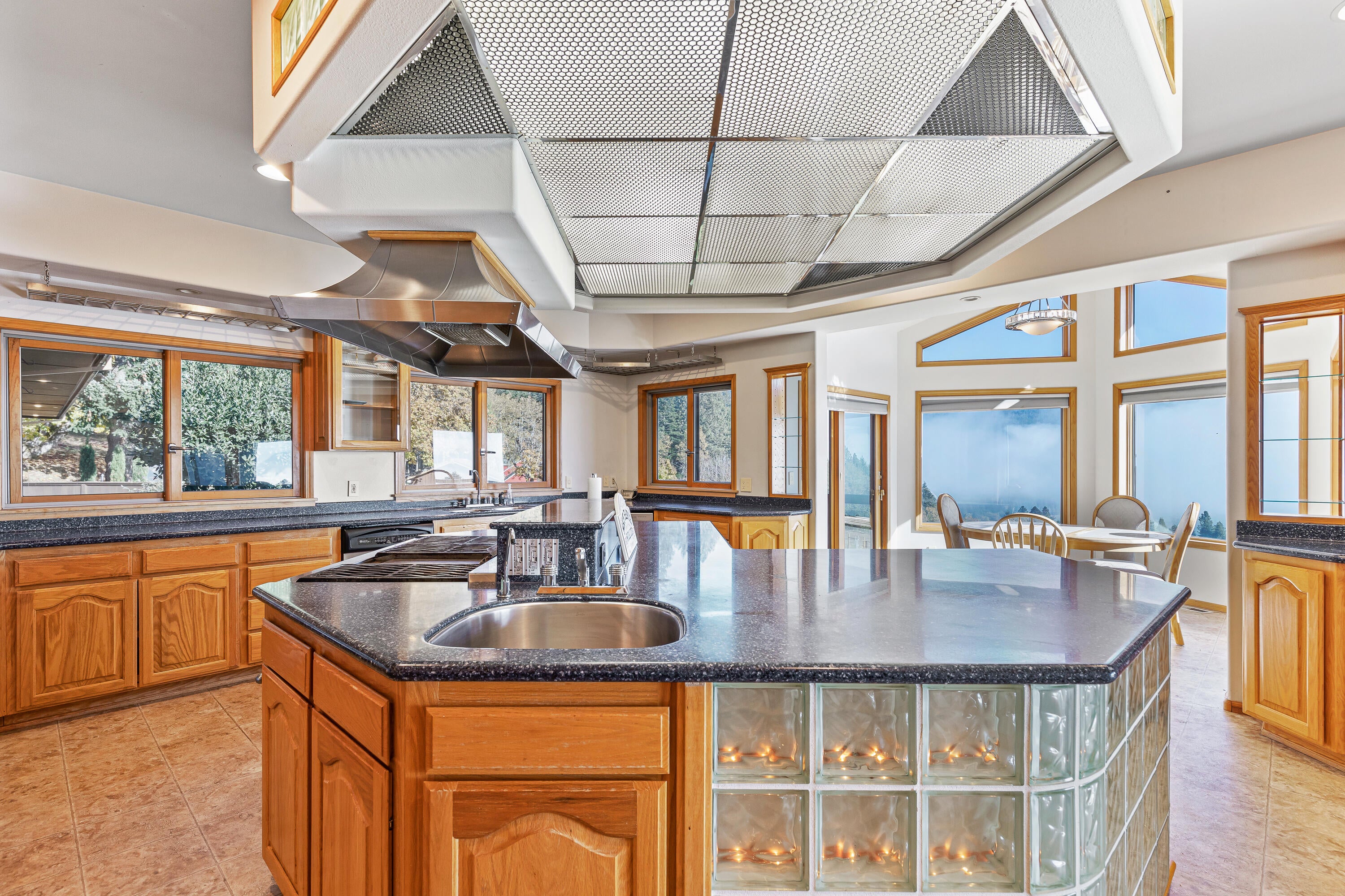 6380 Tunnel Loop Road Grants Pass, OR 97526 - Photo 23 of 83 Kitchen
