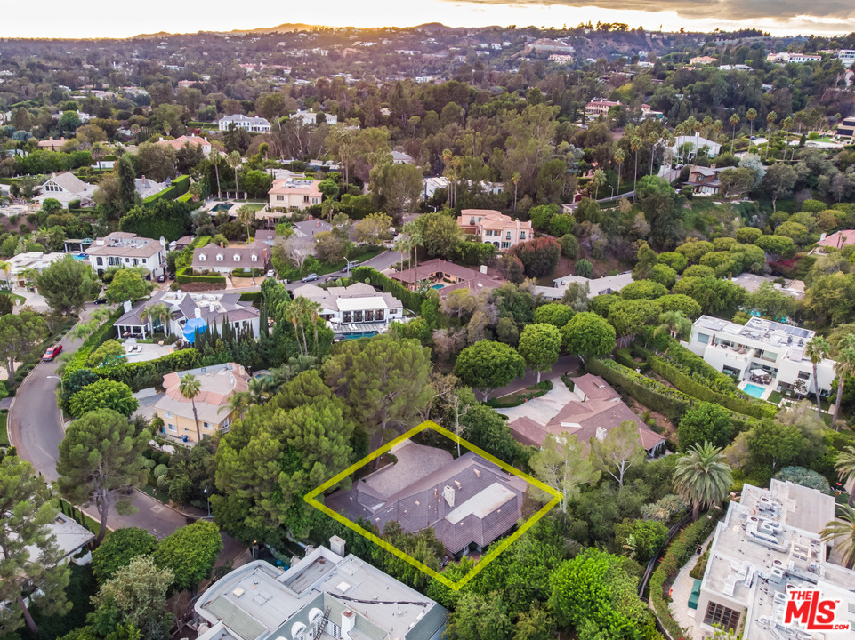 1124 Laurel Way Beverly Hills, CA 90210 - Photo 31 of 31 an aerial view of residential houses with outdoor space