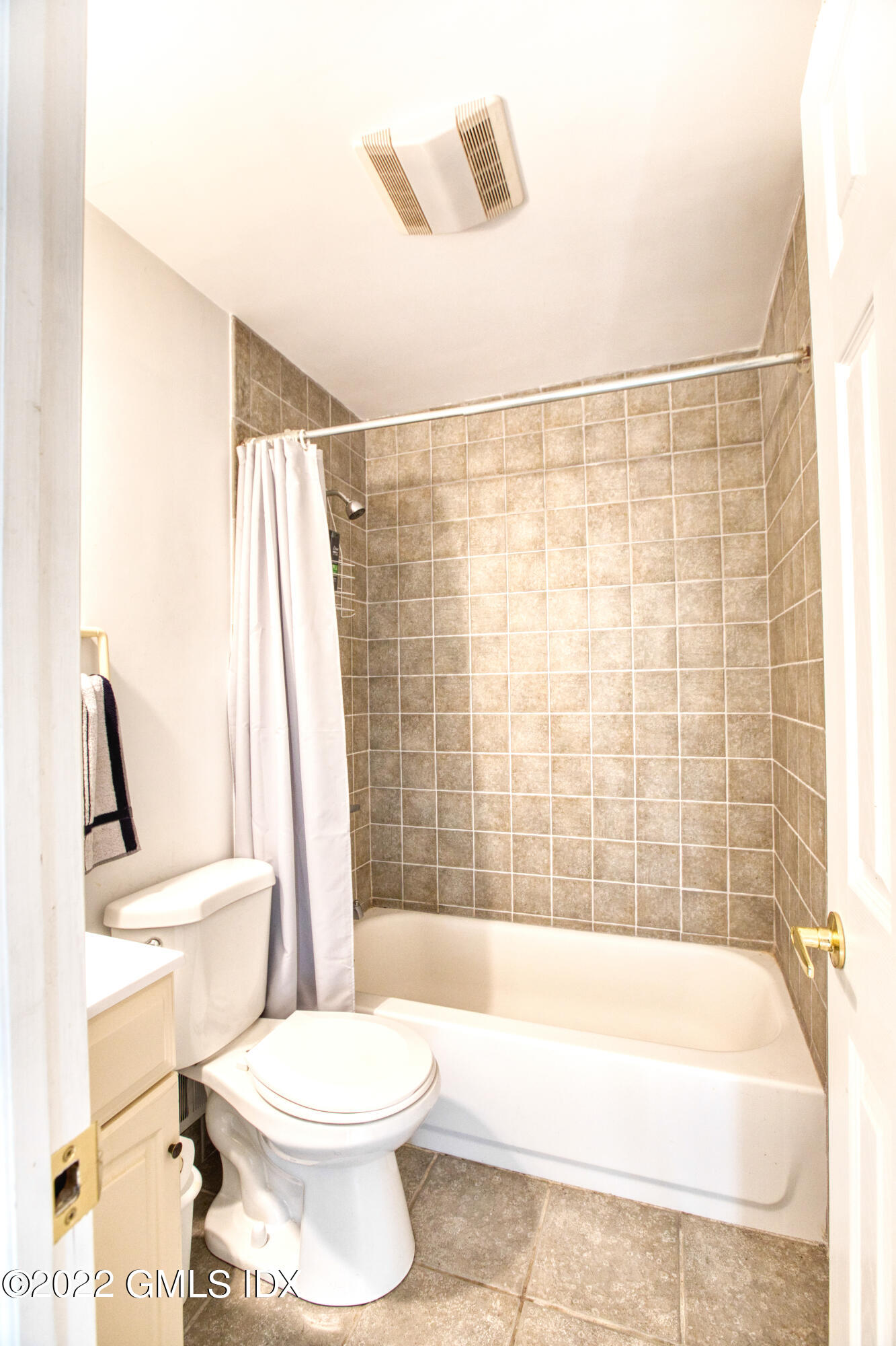 94 Florence Road Riverside, CT 06878 - Photo 17 of 25 a bathroom with a toilet and a bathtub