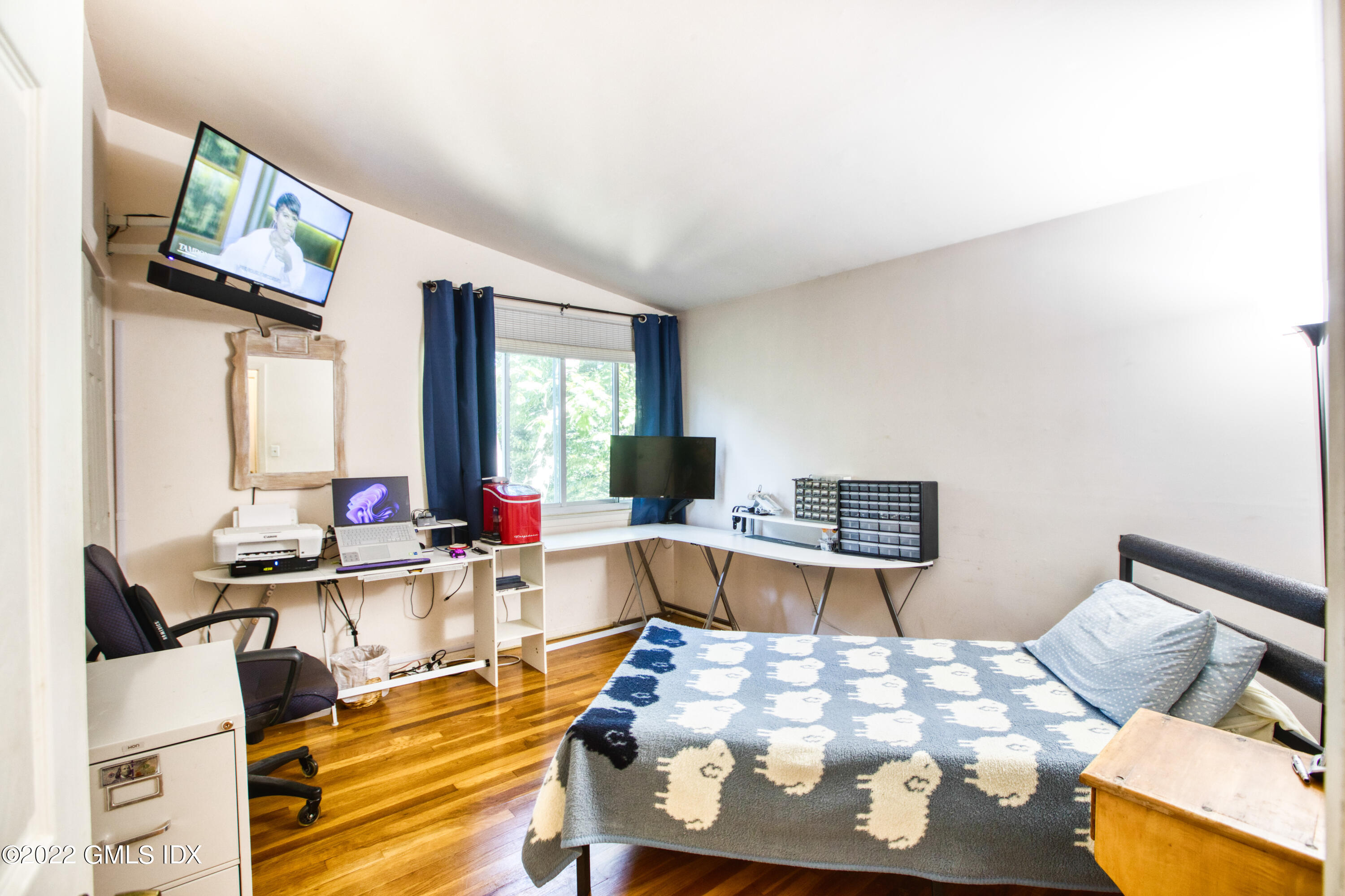 94 Florence Road Riverside, CT 06878 - Photo 10 of 25 a living room with furniture and flat screen tv