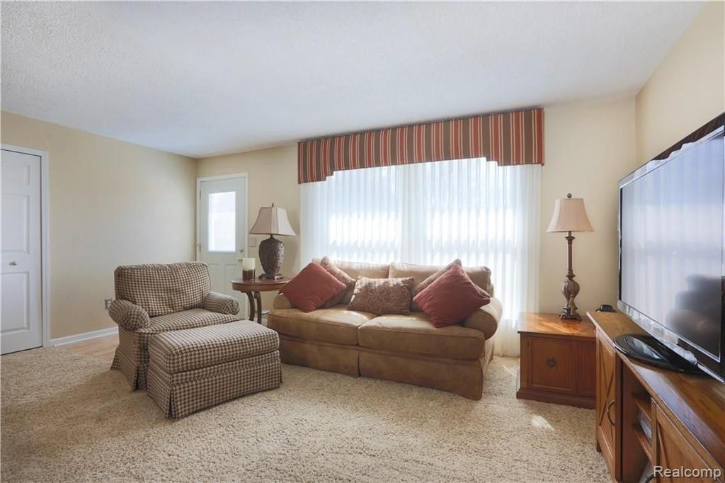 693 Bolinger Street Rochester Hills, MI 48307 - Photo 4 of 21