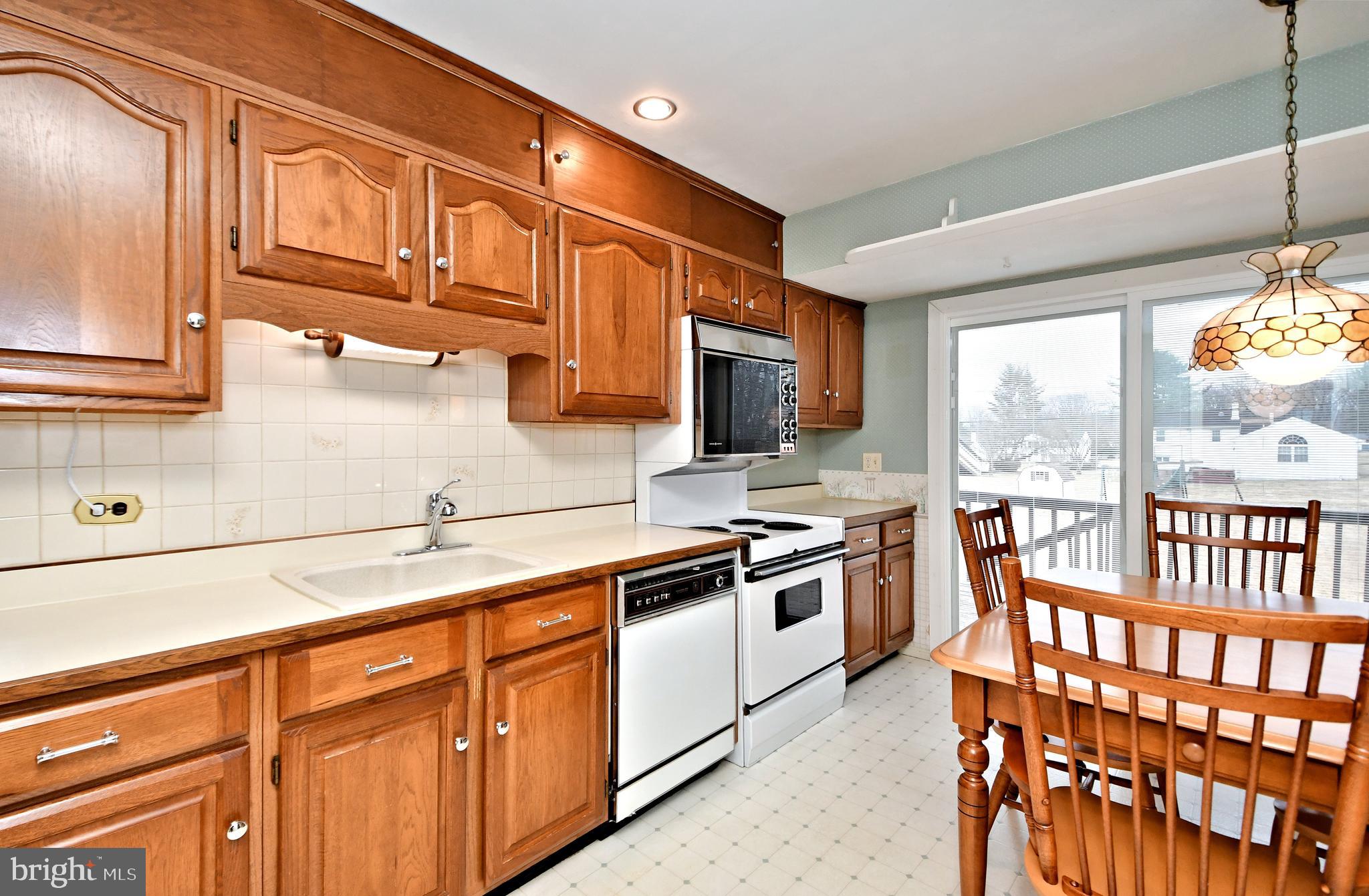 693 Holland Road Southampton, PA 18966 - Photo 8 of 43 Bright Kitchen