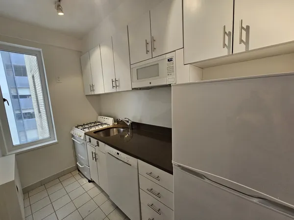 $5,150 | 40 Central Park South, Unit 14I | Central Park South