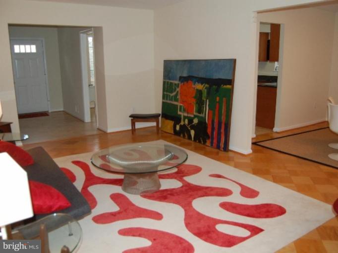 2341 Paddock Lane Reston, VA 20191 - Photo 16 of 27 Living Room