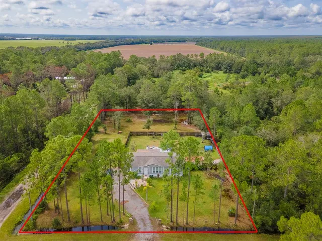 a view of yard with green space