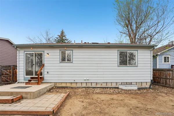 a view of a house with a backyard