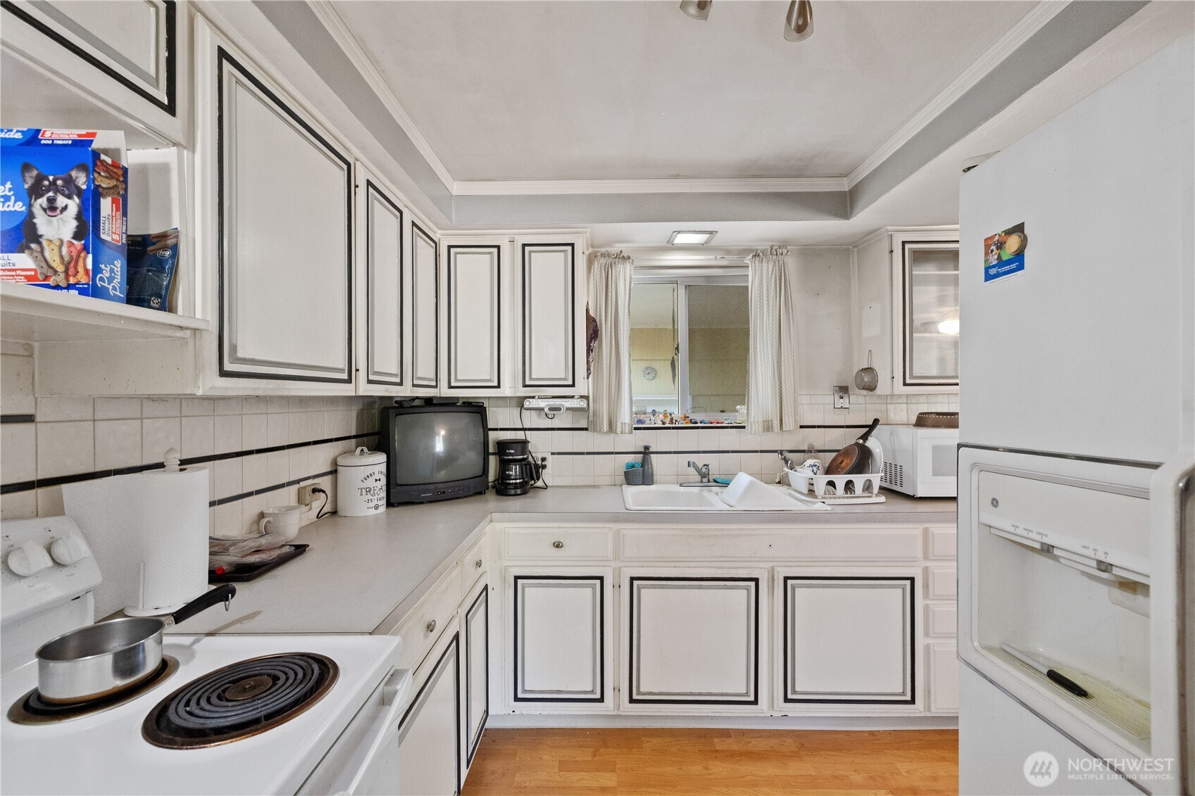 105 Northeast 180th Street Shoreline, WA 98155 - Photo 5 of 34 a utility room with sink dryer and washer