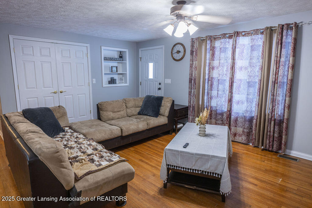 1774 Flanders Road Charlotte, MI 48813 - Photo 2 of 34 _K4A7905