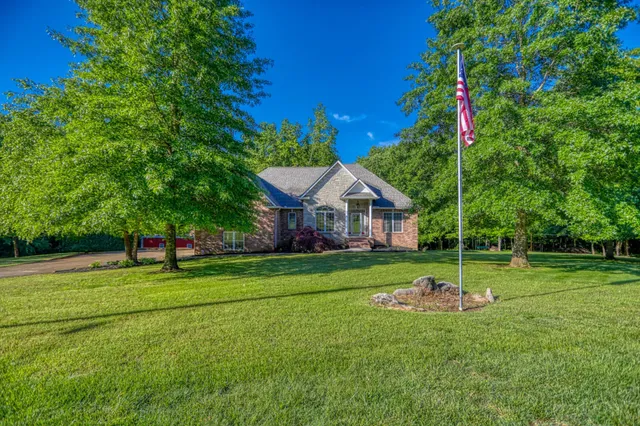 $849,900 | 358 Spring Valley Drive, Cottontown, TN 37048