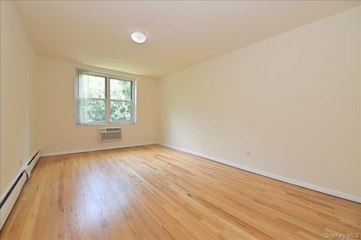 25 Canterbury Road, Unit 3T Great Neck, NY 11021 - Photo 11 of 16 Bedroom