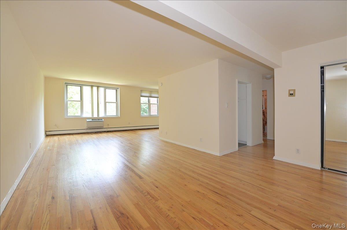 25 Canterbury Road, Unit 3T Great Neck, NY 11021 - Photo 5 of 16 Entrance