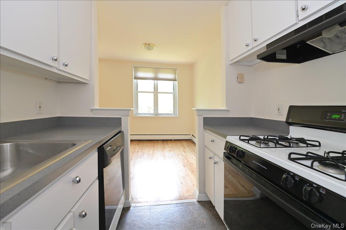 25 Canterbury Road, Unit 3T Great Neck, NY 11021 - Photo 9 of 16 Kitchen