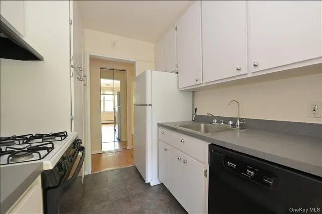 $350,000 | 25 Canterbury Road, Unit 3T, Great Neck, NY 11021