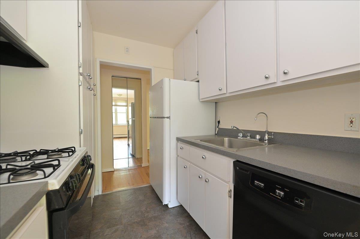 25 Canterbury Road, Unit 3T Great Neck, NY 11021 - Photo 10 of 16 Kitchen